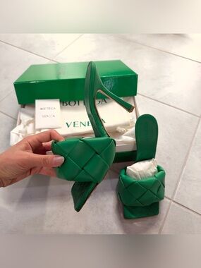 BRAND NEW! Bottega Veneta padded sandal heel